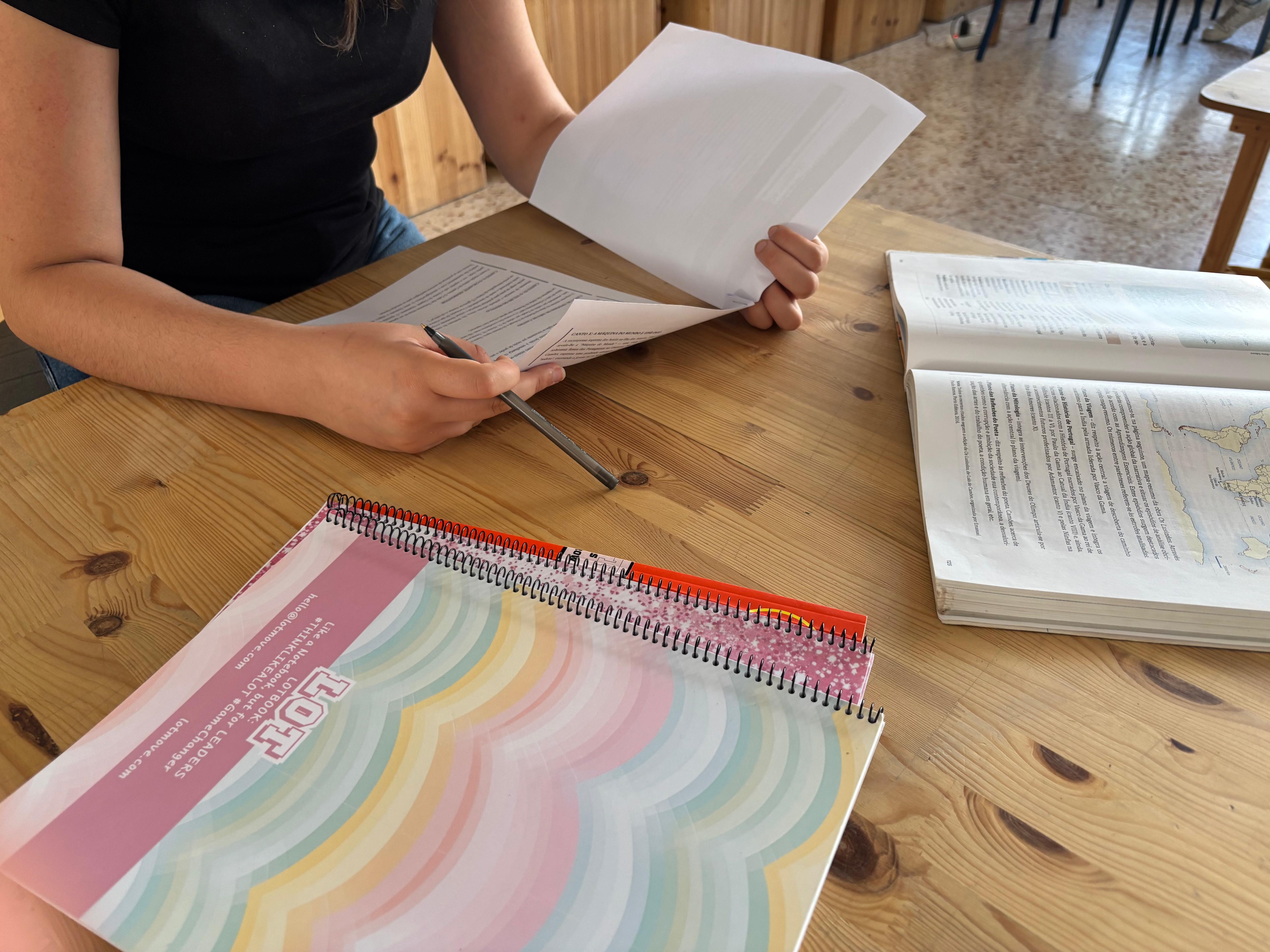 Materiais de estudo, organização e planeamento numa mesa de aprendizagem